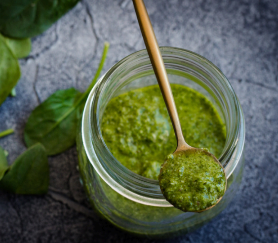 Un pot de pesto vert au basilic fait maison. Une recette classique et savoureuse pour accompagner pâtes, salades ou plats méditerranéens.